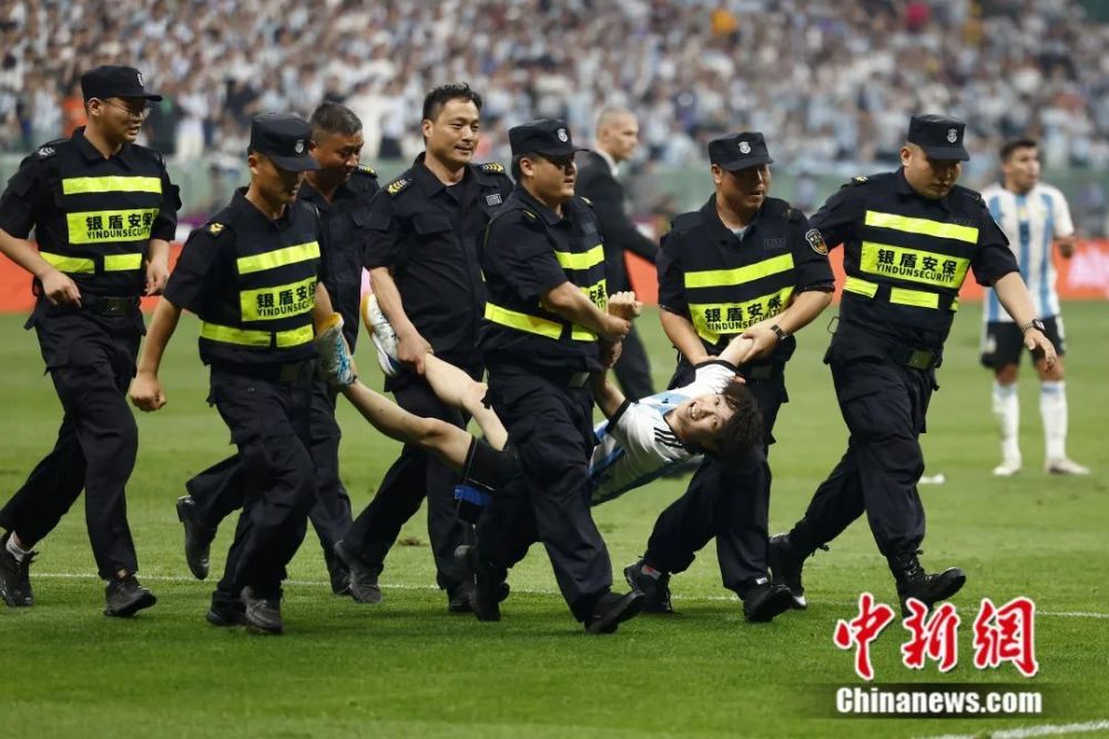  那不勒斯球迷冲突导致赛事延期  