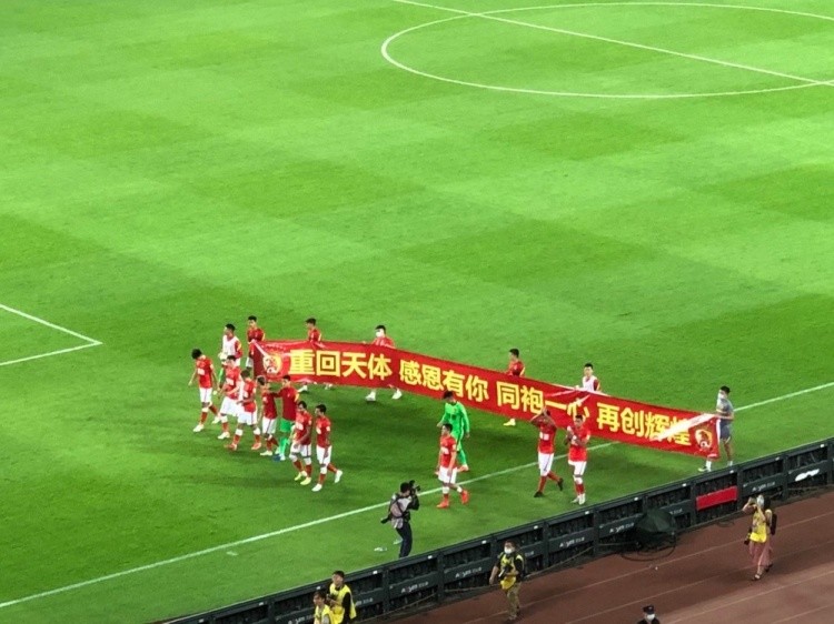  马赛德比战平局收场，双方球迷冲突引关注  