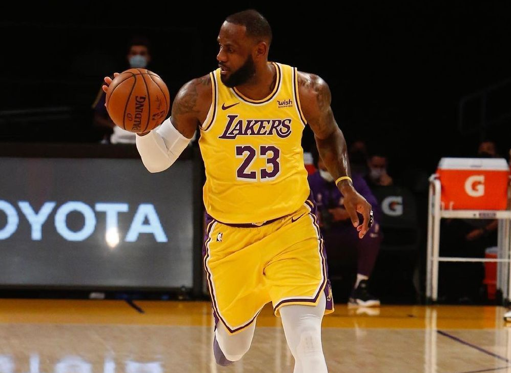 NBA-詹姆斯三分绝杀雷霆，湖人终结对手11连胜登顶西部引热议